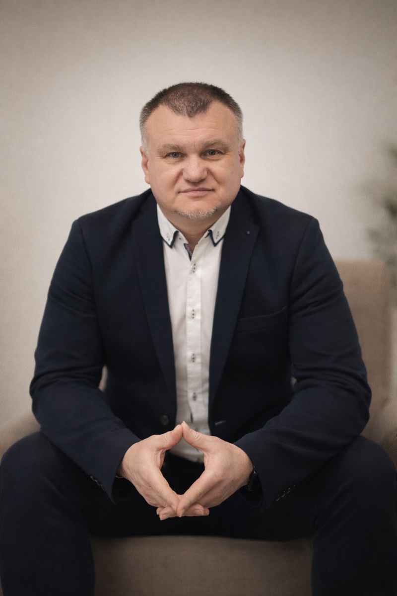 Valeri Schick, sitzend im dunklen Sakko